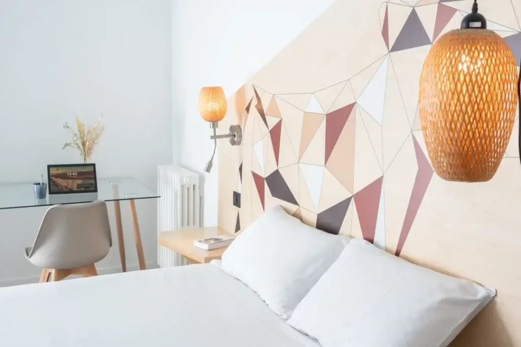 Chambre triple avec un coin bureau